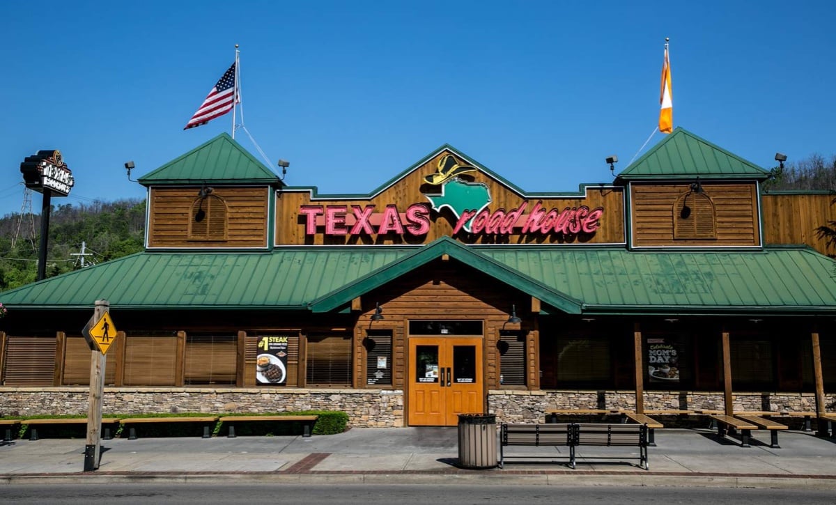 texas-roadhouse-ceo-gives-up-salary-to-pay-workers-during-corona